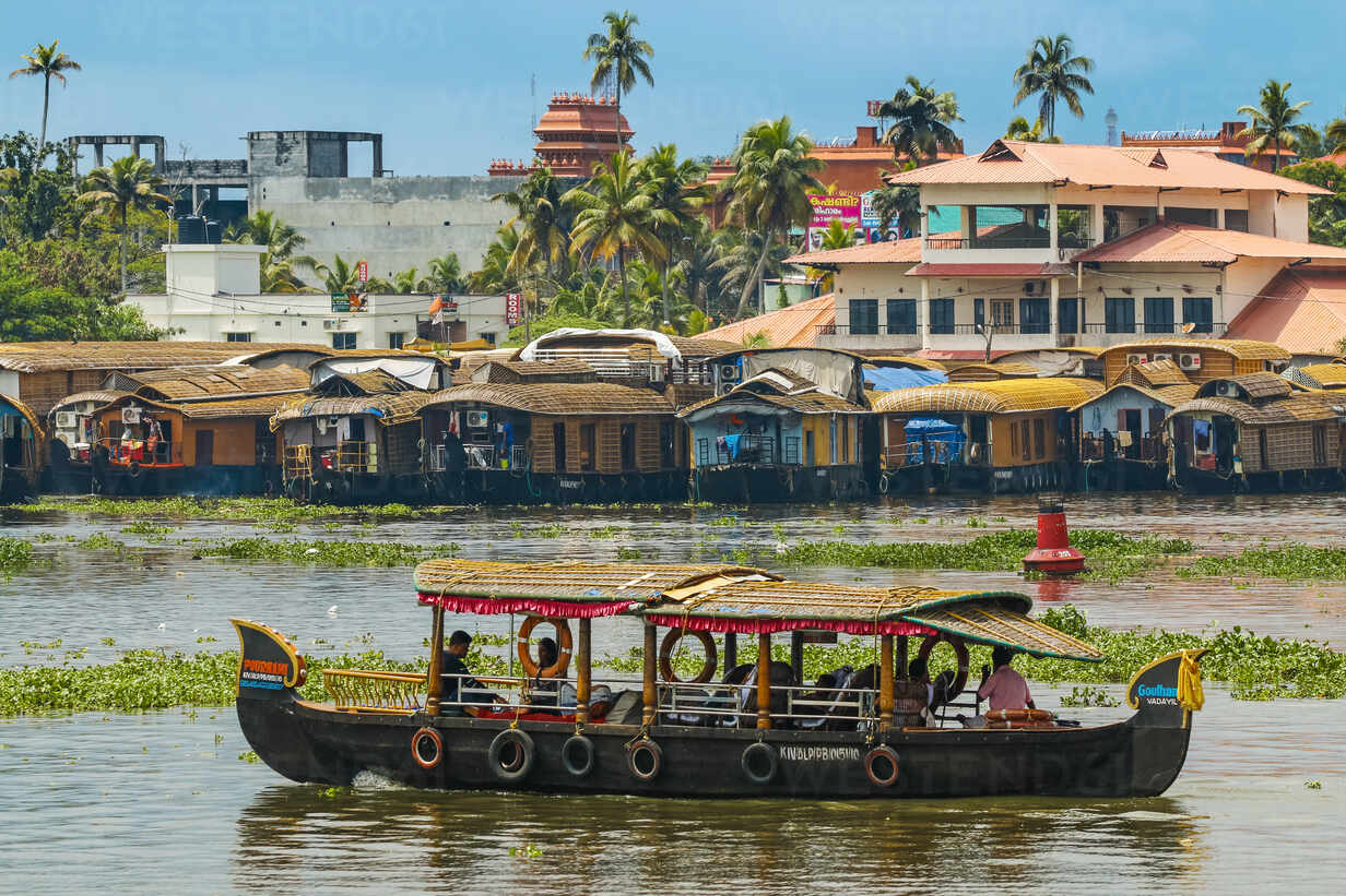 Tour boat and houseboats for the popular backwater cruises, a major tourist  attraction, Alappuzha (Alleppey), Kerala,