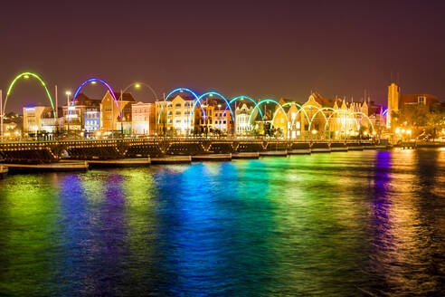 Königin-Wilhelmina-Brücke, Abend, Willemstad, Curacao, ABC-Inseln, Niederländische Antillen, Karibik, Mittelamerika - RHPLF18017