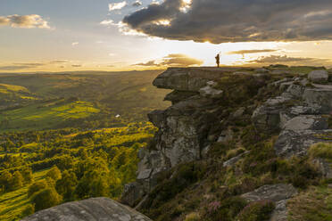 Blick auf einen einsamen Pfeifer bei Sonnenuntergang am Curbar Edge, Curbar, Hope Valley, Peak District National Park, Derbyshire, England, Vereinigtes Königreich, Europa - RHPLF18044