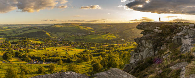 Blick auf einen einsamen Pfeifer bei Sonnenuntergang am Curbar Edge, Curbar, Hope Valley, Peak District National Park, Derbyshire, England, Vereinigtes Königreich, Europa - RHPLF18046