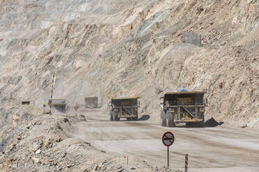 Riesige Muldenkipper bei der Arbeit im Kupfertagebau von Chuquicamata, der größten Kupfermine der Welt, Chile, Südamerika - RHPLF18055