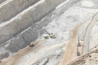 Riesige Maschinen arbeiten im Kupfertagebau von Chuquicamata, der größten Kupfermine der Welt, Chile, Südamerika - RHPLF18057