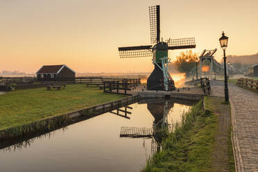 Traditionelles Dorf bei Sonnenaufgang, Zaanse Schans, Zaandam, Nordholland, Niederlande, Europa - RHPLF18084