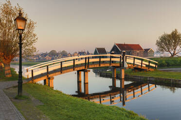 Holzbrücke über den Fluss Zaan bei sunrsie, Freilichtmuseum, Zaanse Schans, Zaandam, Nordholland, Niederlande, Europa - RHPLF18085