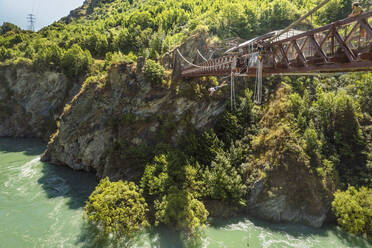 Bungee Jumping von der Kawarau Brücke, Kawarau River Gorge, Queenstown, Otago, Südinsel, Neuseeland, Pazifik - RHPLF18124