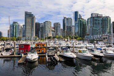 Jachthafen am Coal Harbour, mit Sportbooten und Hausbooten, Stadtsilhouette, Vancouver, British Columbia, Kanada, Nordamerika - RHPLF18130