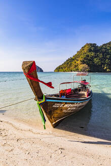Longtail-Boote auf der Insel Tup, Provinz Krabi, Thailand, Südostasien, Asien - RHPLF18162