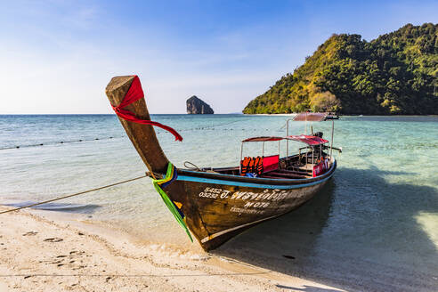 Longtail-Boote auf der Insel Tup, Provinz Krabi, Thailand, Südostasien, Asien - RHPLF18164