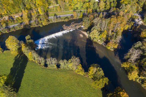 Luftaufnahme des Wehrs an der Loisach im Herbst - LHF00825