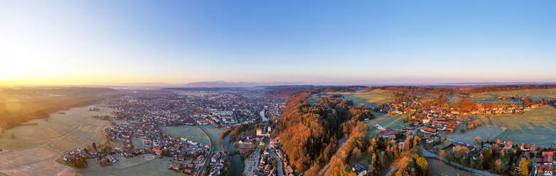 Deutschland, Bayern, Wolfratshausen, Drohnenpanorama einer ländlichen Stadt bei Sonnenaufgang - LHF00827