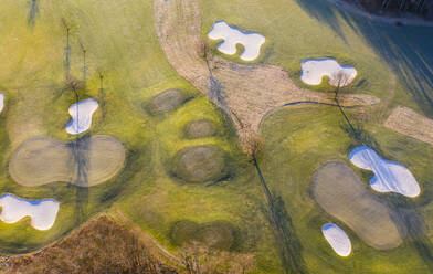 Luftaufnahme eines leeren Golfplatzes im Herbst - LHF00829