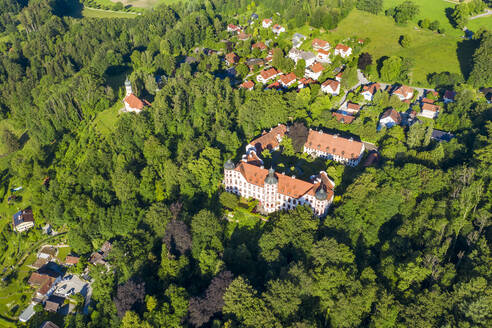 Deutschland, Bayern, Eurasburg, Drohnenansicht von Schloss Eurasburg umgeben von grünem Hain - LHF00832