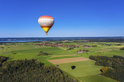 Deutschland, Bayern, Heißluftballonfahrt über idyllische Landschaften - AMF08708