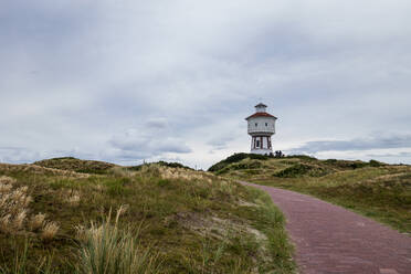 Fußweg vor dem Leuchtturm auf der Insel Langeoog - LHF00835