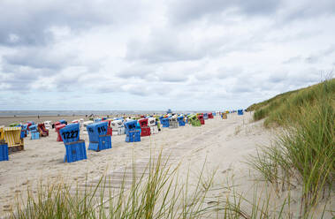 Strandkörbe mit Kapuze am Sandstrand der Insel Langeoog - LHF00837