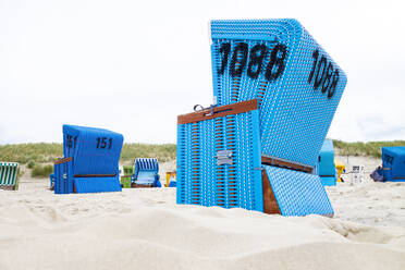 Strandkörbe mit Kapuze am Sandstrand der Insel Langeoog - LHF00839