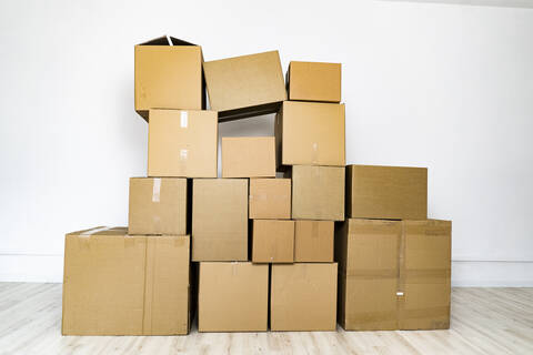 Ein mit Kartons gefülltes Zimmer im Haushalt, lizenzfreies Stockfoto