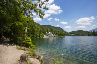 Deutschland, Bayern, Bad Reichenhall, Ufer des Thumsees im Sommer mit Restaurant im Hintergrund - WWF05715