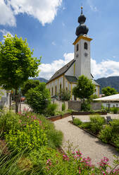 Deutschland, Bayern, Inzell, Stadtplatz vor der Kirche St. Michael im Sommer - WWF05716