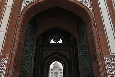 Taj Mahal, eingerahmt durch den Bogeneingang, Agra, Uttar Pradesh, Indien - JMPF00637