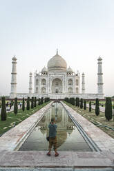 Junger männlicher Tourist bewundert das Taj Mahal, Agra, Uttar Pradesh, Indien - JMPF00638