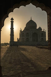 Silhouette des Taj Mahal bei Sonnenaufgang, Agra, Uttar Pradesh, Indien - JMPF00640