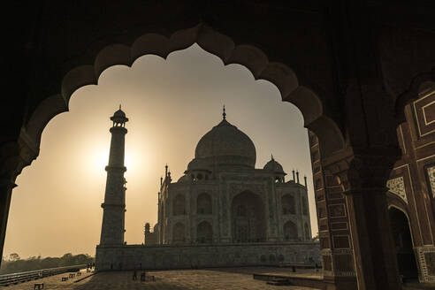 Silhouette Taj Mahal through arch entrance, Agra, Uttar Pradesh, India - JMPF00641