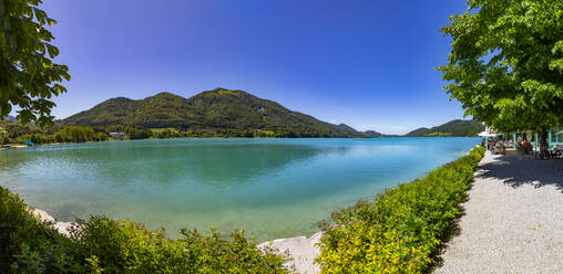 Österreich, Salzburg, Fuschl am See, Promenade am Fuschlsee im Sommer mit Filbling im Hintergrund - WWF05723