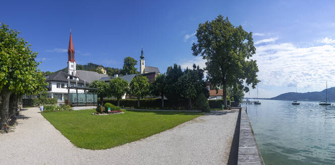 Österreich, Oberösterreich, Attersee am Attersee, Panorama der Seeuferpromenade im Sommer mit Kirche im Hintergrund - WWF05728