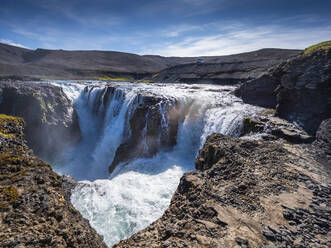 Wasserfall Sigoldufoss und umliegende Hügel - LAF02545