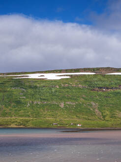 Abgelegener Bauernhof am Fuße eines Küstenhügels in den Westfjorden - LAF02553