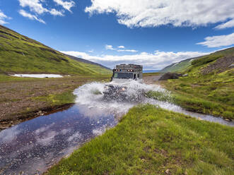 Geländewagen bei der Flussüberquerung auf dem Weg zum Drangajokull-Gletscher - LAF02559