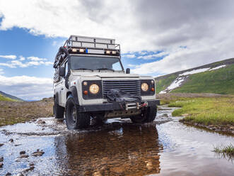 Geländewagen bei der Flussüberquerung auf dem Weg zum Drangajokull-Gletscher - LAF02560