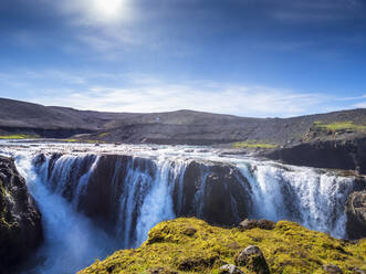 Wasserfall Sigoldufoss und umliegende Hügel - LAF02568