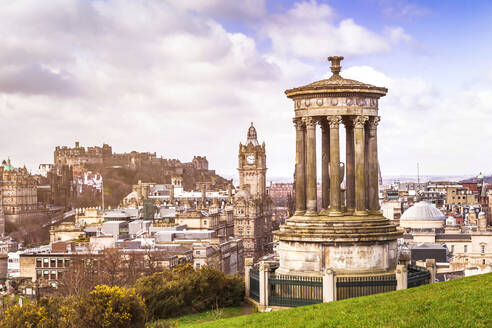 UK, Schottland, Edinburgh, Dugald Stewart Monument auf dem Calton Hill mit Blick über die Stadt - FLMF00344