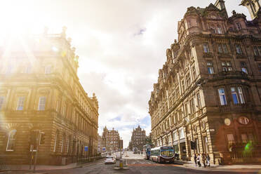 UK, Schottland, Edinburgh, Straßen und Altstadtgebäude bei Sonnenuntergang - FLMF00346