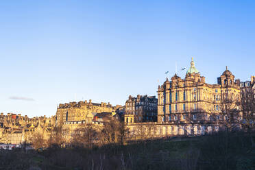 UK, Schottland, Edinburgh, Altstadtgebäude an einem sonnigen Tag - FLMF00350
