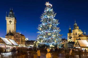 Weihnachtsmarkt, Weihnachtsbaum, gotisches Rathaus und barocke St.-Nikolaus-Kirche am Altstädter Ring, UNESCO-Weltkulturerbe, Altstadt, Prag, Tschechische Republik, Europa - RHPLF18204