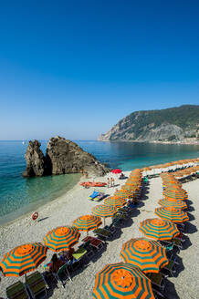 Sonnenschirme am Strand von Monterosso al Mare, Cinque Terre, UNESCO-Weltkulturerbe, Ligurien, Italien, Europa - RHPLF18208