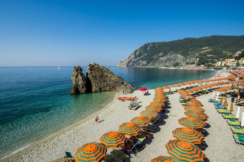 Sonnenschirme am Strand von Monterosso al Mare, Cinque Terre, UNESCO-Weltkulturerbe, Ligurien, Italien, Europa - RHPLF18209