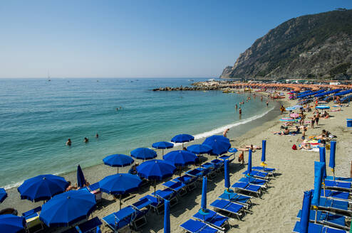 Sonnenschirme am Strand von Monterosso al Mare, Cinque Terre, UNESCO-Weltkulturerbe, Ligurien, Italien, Europa - RHPLF18210