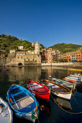 Kirche und Hafen von Santa Margheritte de Antiochia, Vernazza, Cinque Terre, UNESCO-Weltkulturerbe, Ligurien, Italien, Europa - RHPLF18213