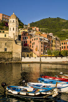 Kirche und Hafen von Santa Margheritte de Antiochia, Vernazza, Cinque Terre, UNESCO-Weltkulturerbe, Ligurien, Italien, Europa - RHPLF18214