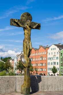 Skulptur Jesus am Kreuz (Christliches Kreuz), Altstadt, Innsbruck, Tirol, Österreich, Europa - RHPLF18225