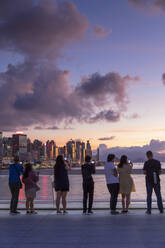 Menschen beobachten Sonnenuntergang von Harbour City, Hongkong, China, Asien - RHPLF18232