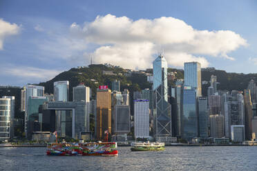Star Ferry und Skyline von Hongkong Island, Hongkong, China, Asien - RHPLF18243