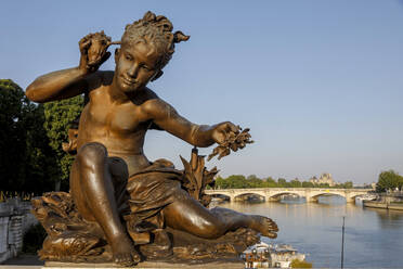 Statue auf der Brücke Alexander III, Paris, Frankreich, Europa - RHPLF18266