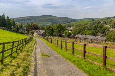Blick auf Hayfield mit der St. Mathews Church und den Hügeln um das Dorf, High Peak, Derbyshire, England, Vereinigtes Königreich, Europa - RHPLF18278