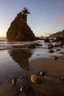 Sonnenuntergang bei Ebbe am Hidden Beach, Klamath, Kalifornien, Vereinigte Staaten von Amerika, Nordamerika - RHPLF18288