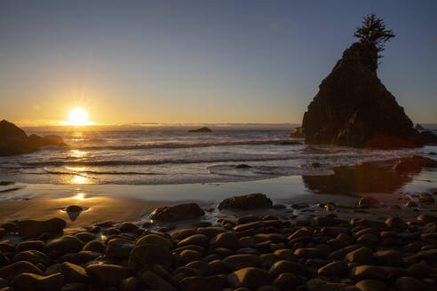 Sonnenuntergang bei Ebbe am Hidden Beach, Klamath, Kalifornien, Vereinigte Staaten von Amerika, Nordamerika - RHPLF18289